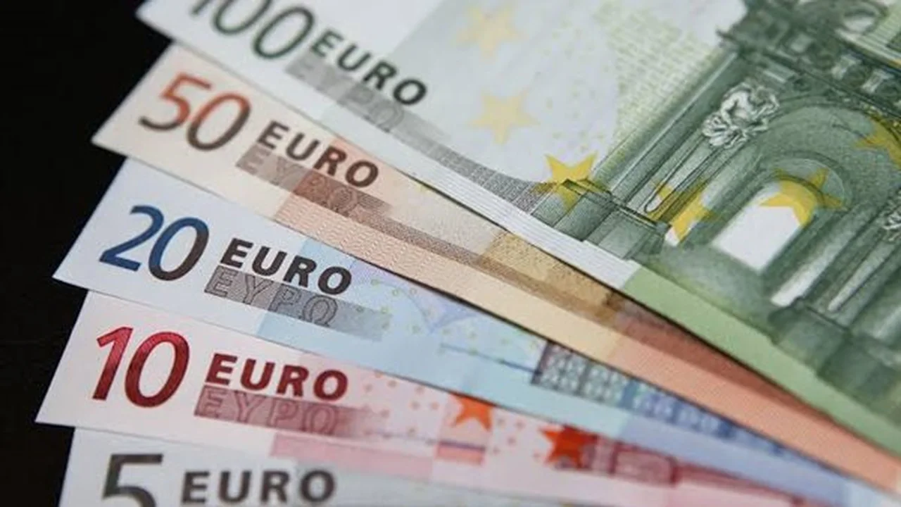 تحديثات الصرف.. تباين سعر اليورو أمام الجنيه في تعاملات البنوك المصرية اليوم